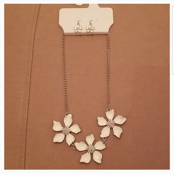 Flower Earrings & Necklace Set - Picture 4 of 6